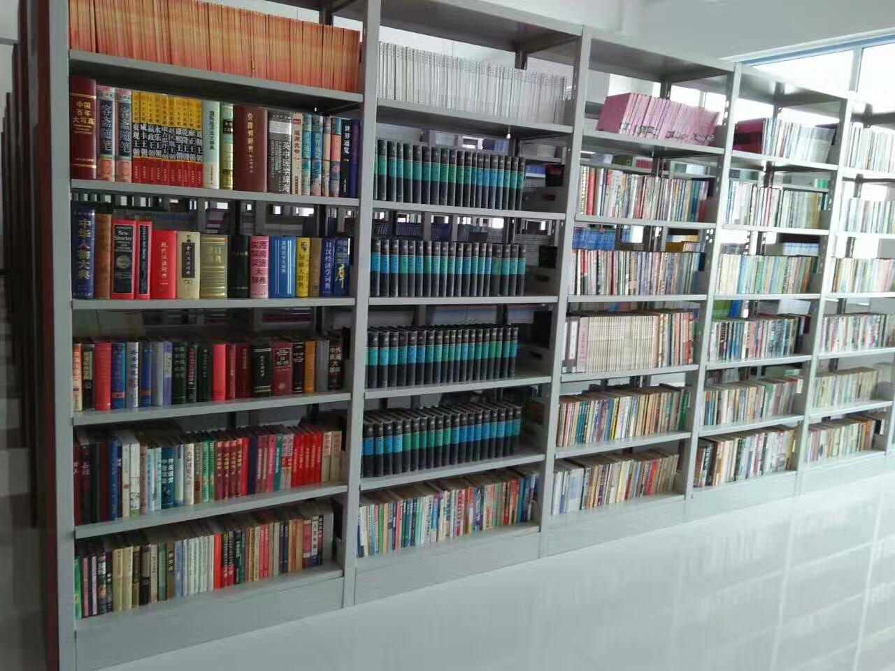 长春市现代职业学校图书馆